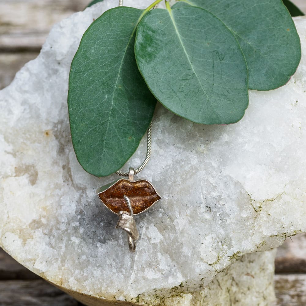 Sterling Silver Baltic Amber Lips pendant necklace - Image 4