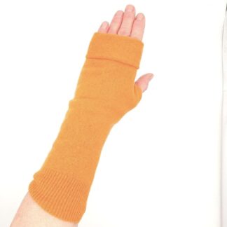 Tangering fingerless gloves on hand