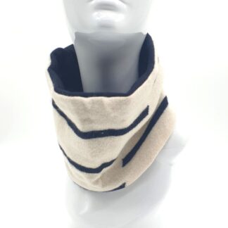 model wearing cashmere black and white neck warmer