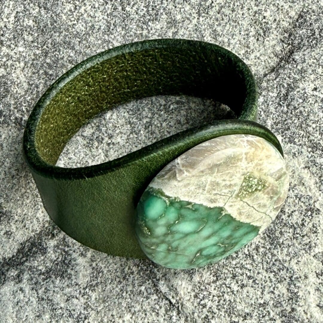 handcrafted-leather-bracelet-variscite-on side