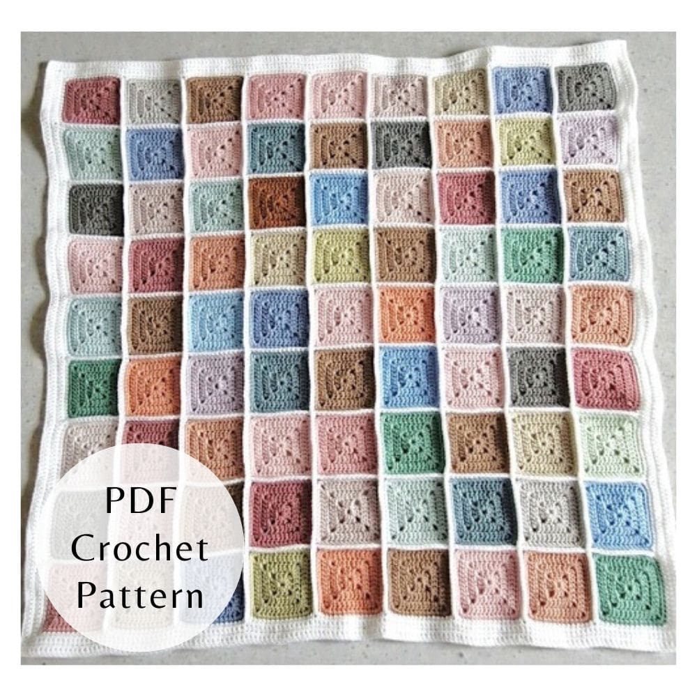 Customisable crochet blanket made from small colourful squares