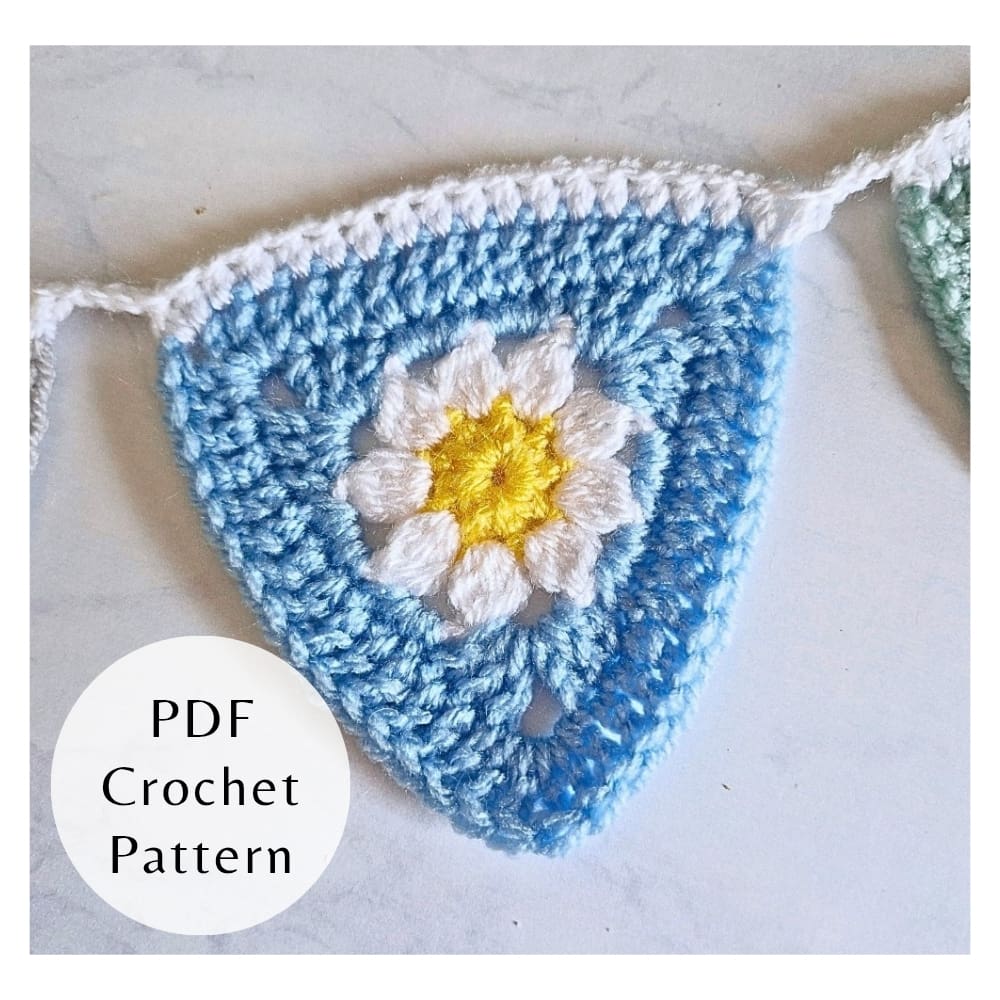 Digital PDF crochet pattern for triangle daisy bunting. Includes step-by-step photos and clear instructions for intermediate crocheters. Close up of crochet daisy triangle flag with petal detail
