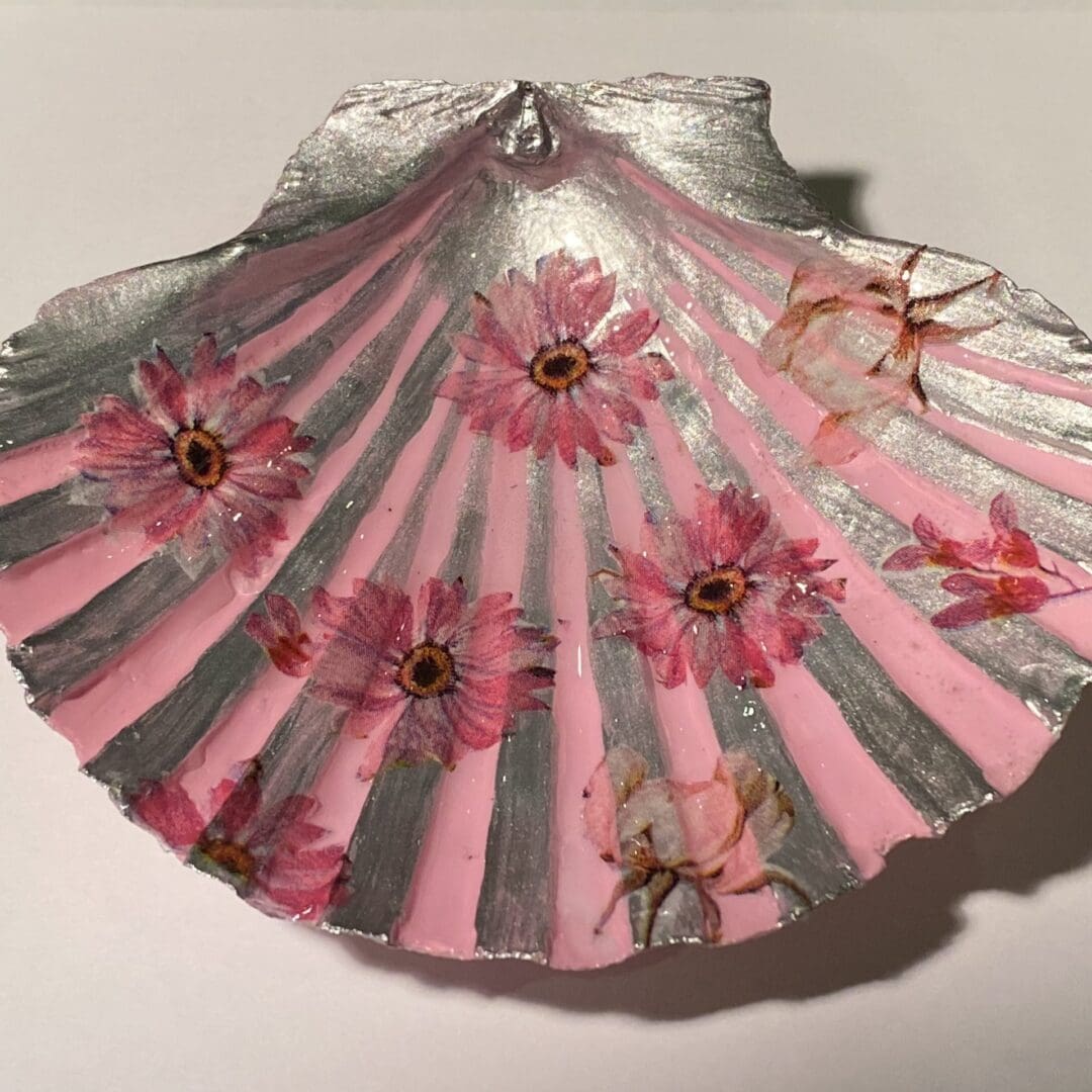 Handcrafted Decoupaged scallop shell featuring lovely daisies - Image 4