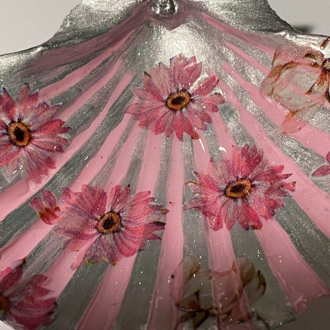 Handcrafted Decoupaged scallop shell featuring lovely daisies - Image 5