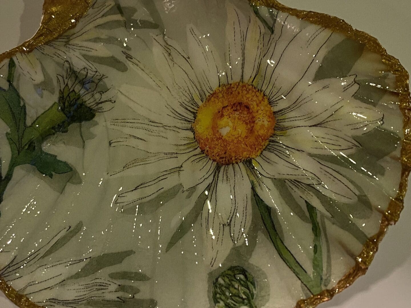 Handcrafted Decoupaged scallop shell featuring a pretty fresh Daisy. - Image 4