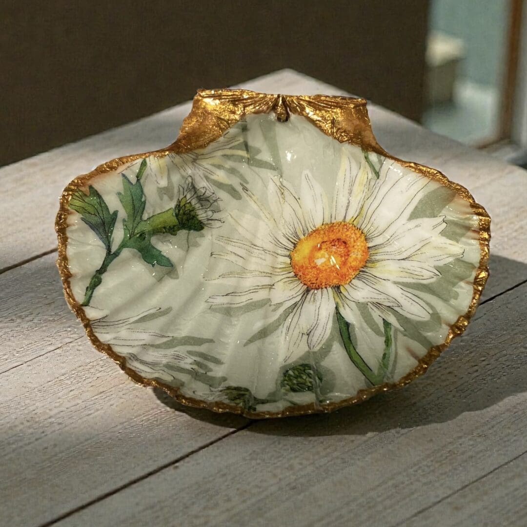 Handcrafted Decoupaged scallop shell featuring a pretty fresh Daisy. - Image 5