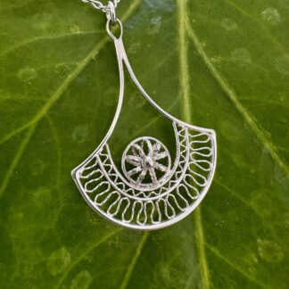 Sterling-silver-pendant-with-delicate-filigree-details-and -horseshoe-style