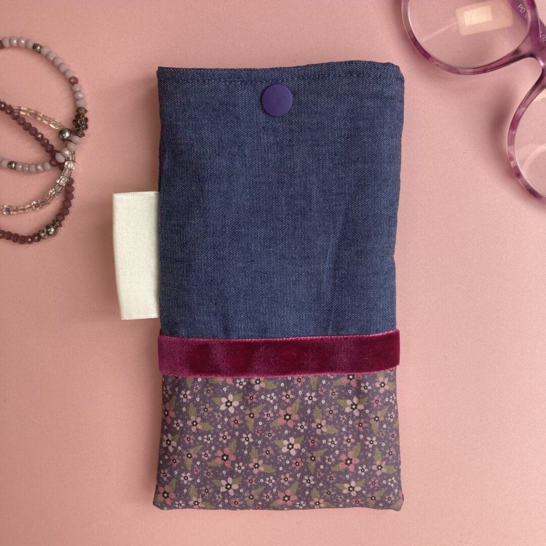 The top section of the back of the glasses case is denim, this is edged with burgndy velvet ribbon. The lower section is a pretty fabric