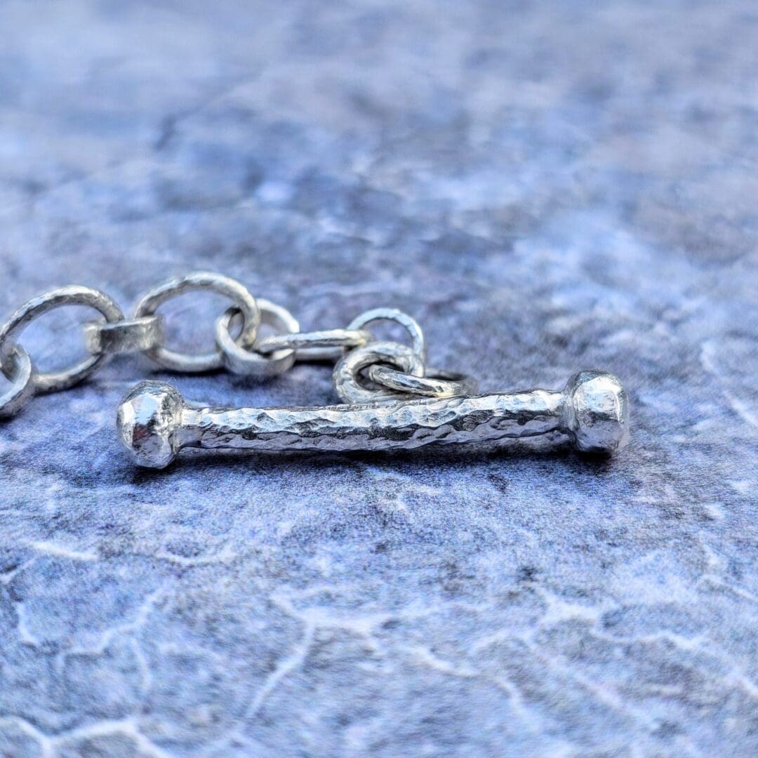 Etched botanical silver chunky chain bracelet with forged toggle clasp - Image 5