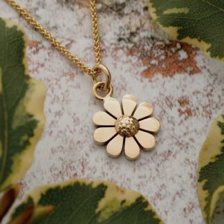 12mm diameter solid 9ct yellow gold daisy pendant necklace on a 1mm gold spiga chain