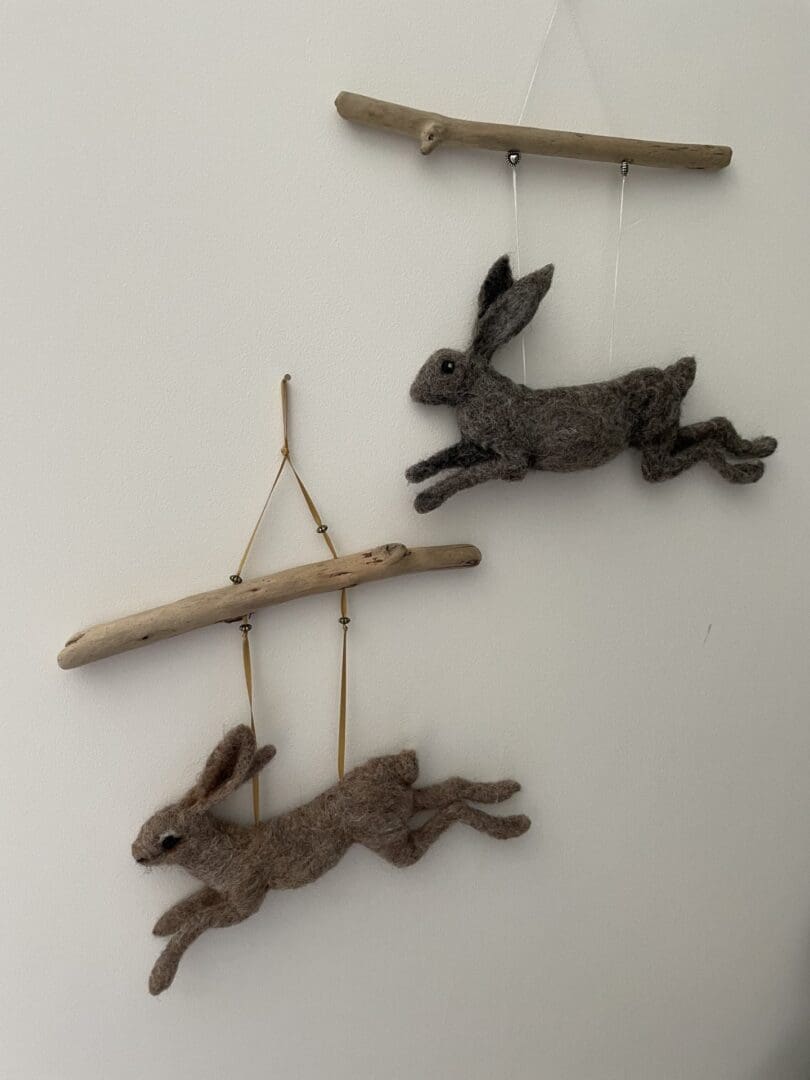 Needle felted leaping hare for the wall - Image 4