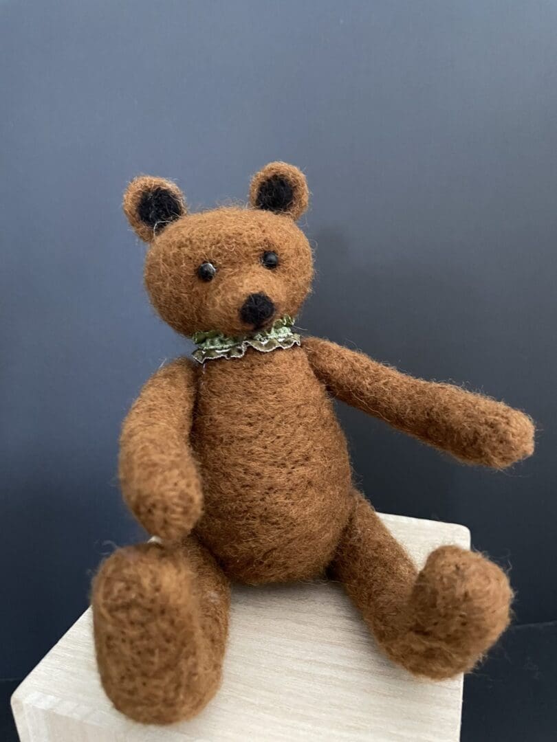 Needlefelt Teddy, fully string jointed - Image 2