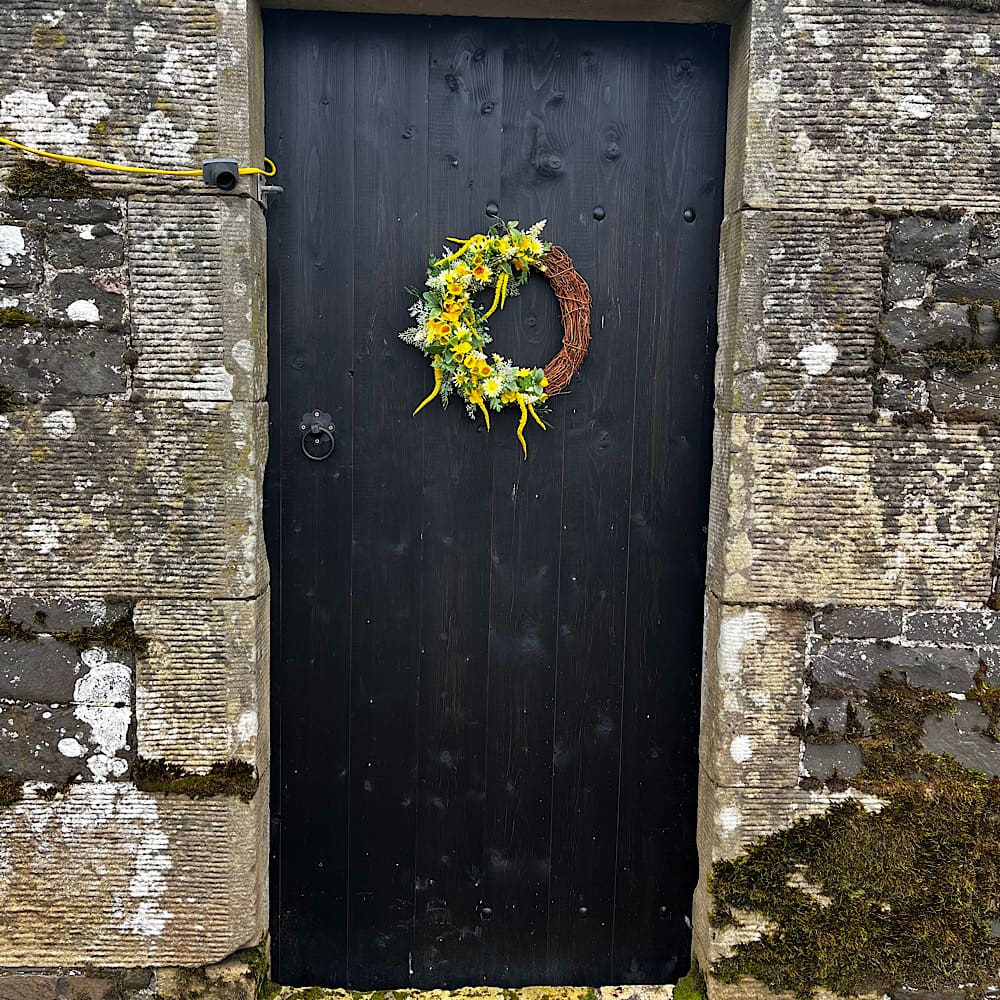 Yellow spring wreath - Image 7