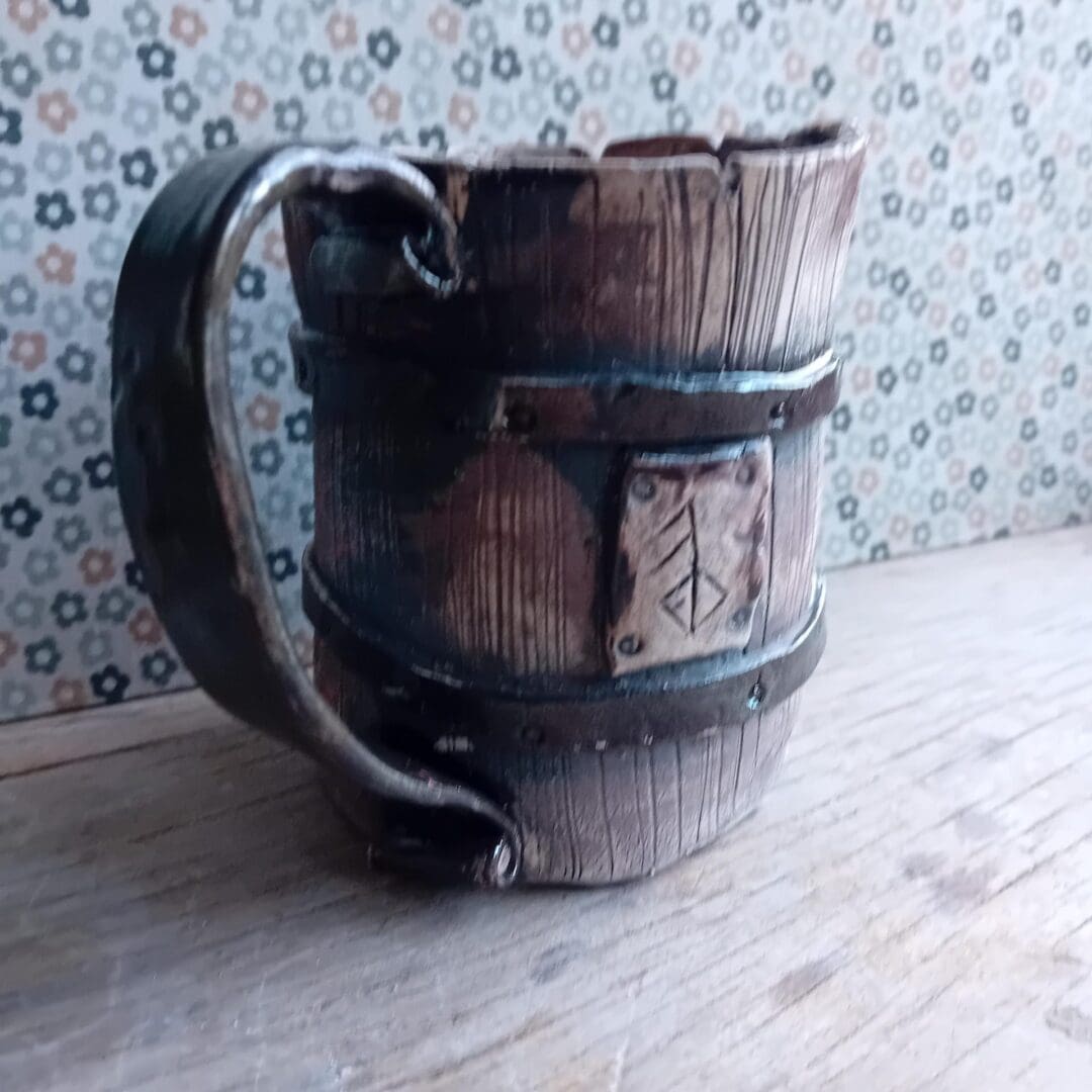 Ceramic viking tankard mug with a wood effect and a central rune