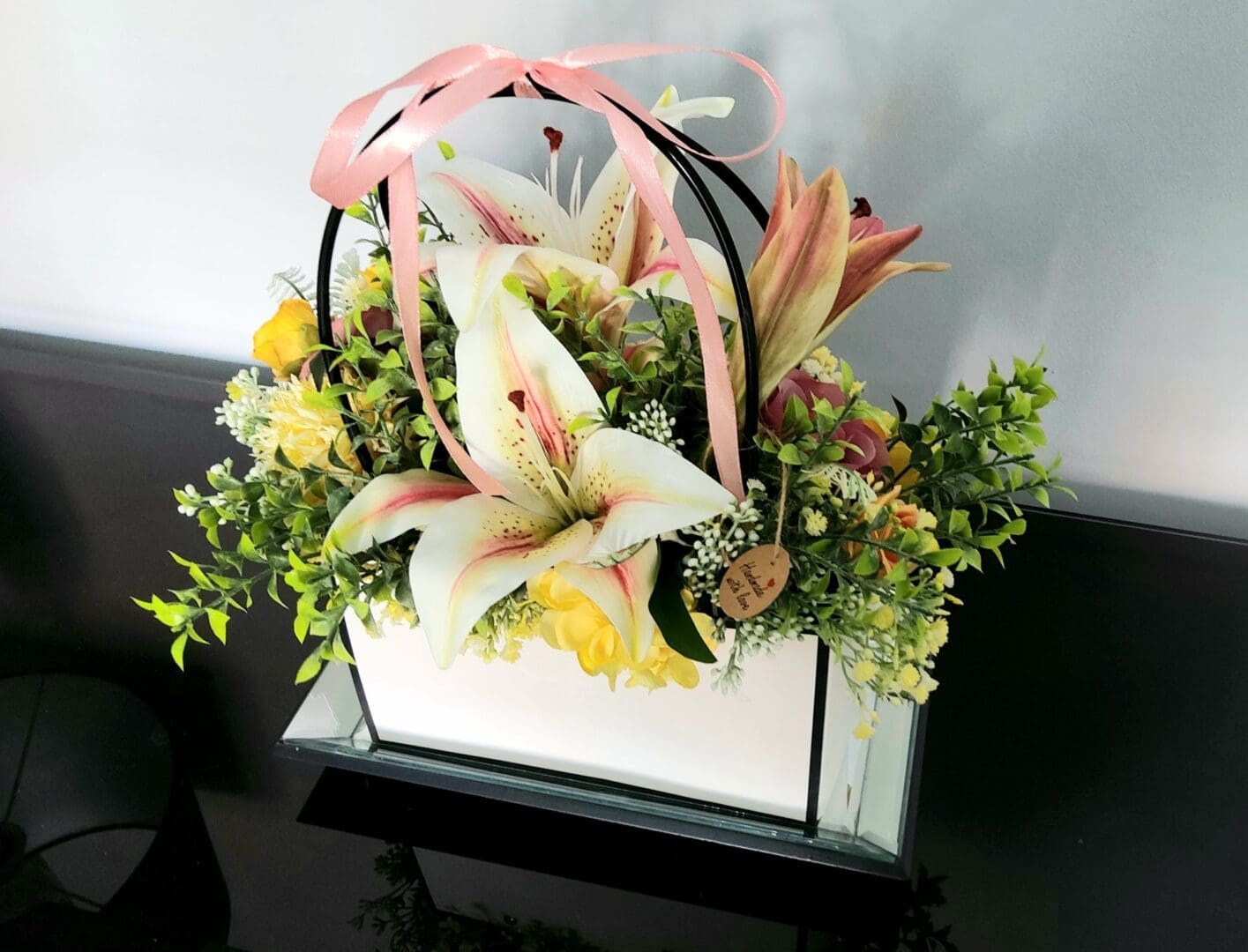 Gift handbag with flower arrangements