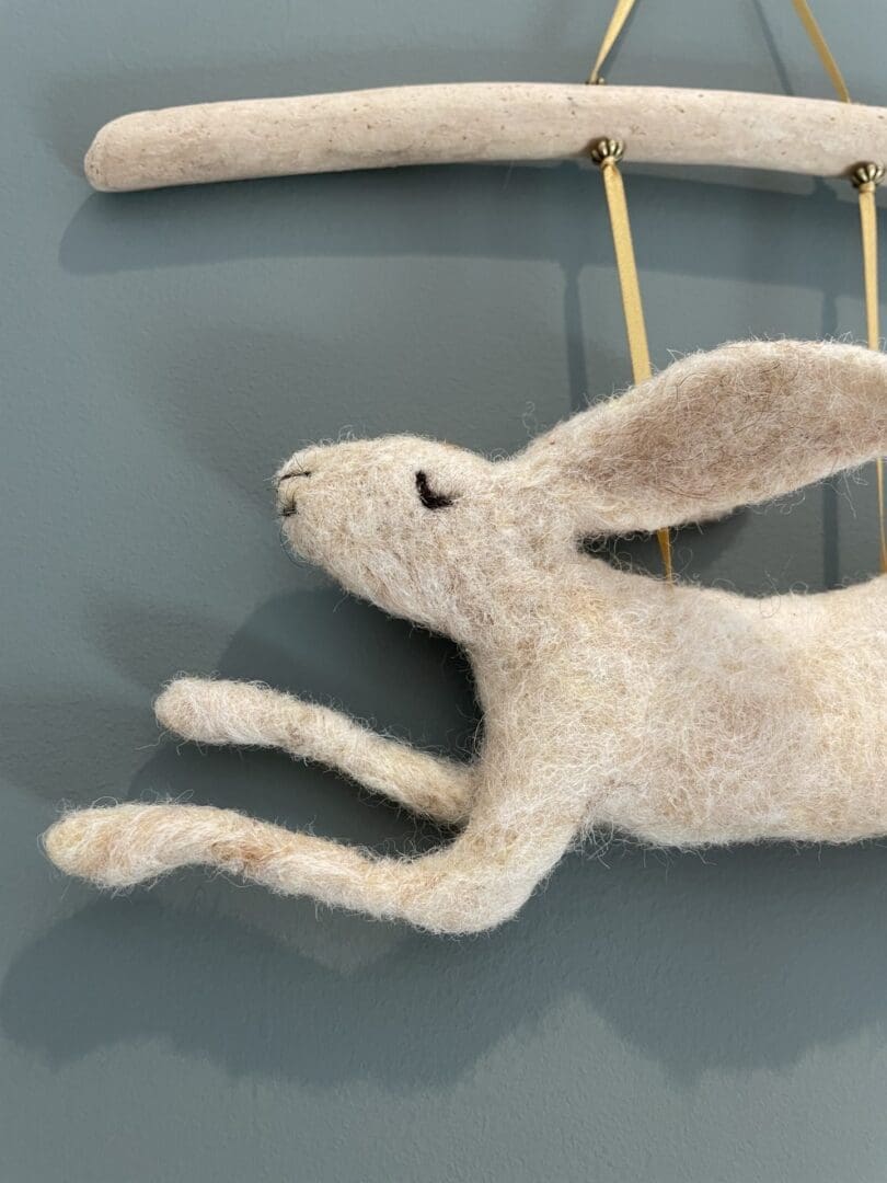 Needle felted leaping hare for the wall - Image 2
