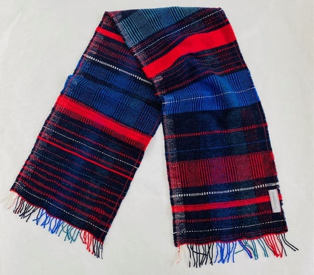 Soft and cosy handwoven lambs wool scarf - Image 2